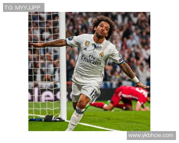 足球明星抵达新城市瞬间下飞机照片引发球迷热议与期待 足球明星抵达新城市瞬间下飞机照片引发球迷热议与期待